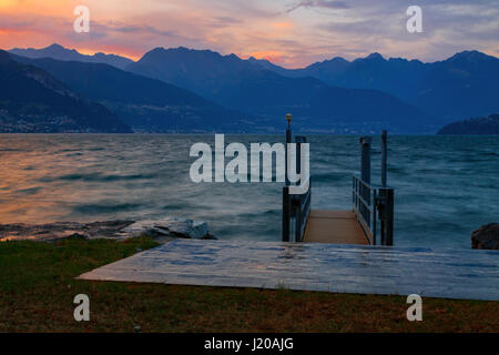 Tramonto sul lago di Como in Italia, Europa Foto Stock
