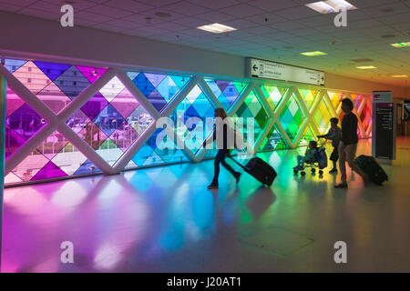 Miami, FL, Stati Uniti d'America - 24 Marzo 2017: finestre colorate nell'Aeroporto Internazionale di Miami. Florida, Stati Uniti Foto Stock