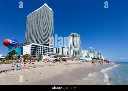 Hallandale Beach, FL, Stati Uniti d'America - 11 Marzo 2017: la bella spiaggia di sabbia in Hallandale Beach. Florida, Stati Uniti Foto Stock