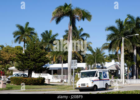 Hollywood, FL, Stati Uniti d'America - 21 Marzo 2017: Servizio Postale degli Stati Uniti (USPS) carrello erogare in un quartiere residenziale di Hollywood. Florida, Regno Foto Stock