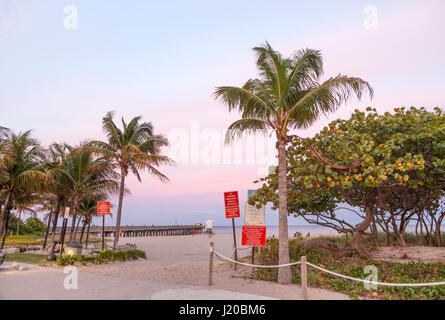 Pompano Beach Pier al crepuscolo. Florida, Stati Uniti Foto Stock