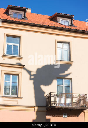 L'Angelo di Uzupis da Romas Vilciauskas è situato in una piazza centrale in Uzupis, un quartiere a Vilnius. Foto Stock