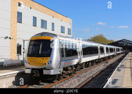 Chiltern Railways liveried classe 168 turbostar diesel unità multiple in una baia la piattaforma a Oxford stazione ferroviaria il 22 aprile 2017. Foto Stock
