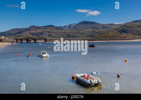 Il Cambrian Coast Railway Line attraversa il Mawddach Estuary vicino a Caernarfon, Gwynedd, Galles Foto Stock