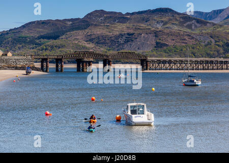 Il Cambrian Coast Railway Line attraversa il Mawddach Estuary vicino a Caernarfon, Gwynedd, Galles Foto Stock