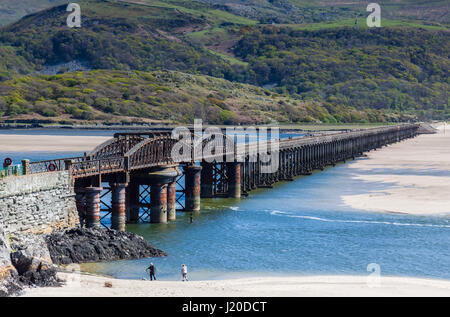 Il Cambrian Coast Railway Line attraversa il Mawddach Estuary vicino a Caernarfon, Gwynedd, Galles Foto Stock