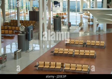 Madrid, Spagna: 24 Luglio 2016: l'aeroporto Barajas di Madrid è la Spagna nel più grande ed indaffarato aeroporto. Vista con sedi vuote. Foto Stock