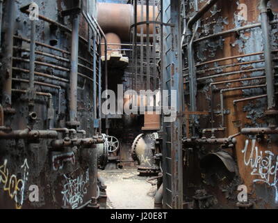 Abbandonata la fabbrica di acciaio interno Foto Stock