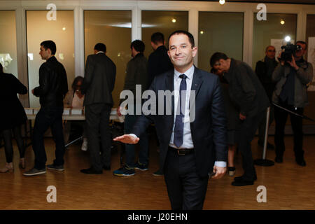 Yvelines, Francia. 23 apr, 2017. Benoit Hamon pone per le telecamere. Il Partito Socialista del candidato presidenziale Benoit Hamon ha gettato il suo voto di due ore dopo l'apertura delle urne presso il municipio di Trappes-en-Yvelines, appena al di fuori di Parigi. Credito: Michael Debets/Pacific Press/Alamy Live News Foto Stock