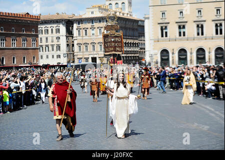 Roma, Italia. 23 apr, 2017. La città eterna di Roma festeggia il suo compleanno 2770th con feste, concerti, mostre e rievocazioni storiche. Le strade del centro di Roma ha avuto luogo in abiti storici con la partecipazione di delegazioni provenienti da tutto il mondo. La parata iniziato dal Circo Massimo e quindi spostato al Colosseo. Decine di migliaia di cittadini che hanno partecipato le celebrazioni festive della loro città di feste di compleanno. Credito: Andrea Franceschini/Pacific Press/Alamy Live News Foto Stock