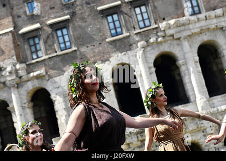 Roma, Italia. 23 apr, 2017. La città eterna di Roma festeggia il suo compleanno 2770th con feste, concerti, mostre e rievocazioni storiche. Le strade del centro di Roma ha avuto luogo in abiti storici con la partecipazione di delegazioni provenienti da tutto il mondo. La parata iniziato dal Circo Massimo e quindi spostato al Colosseo. Decine di migliaia di cittadini che hanno partecipato le celebrazioni festive della loro città di feste di compleanno. Credito: Andrea Franceschini/Pacific Press/Alamy Live News Foto Stock