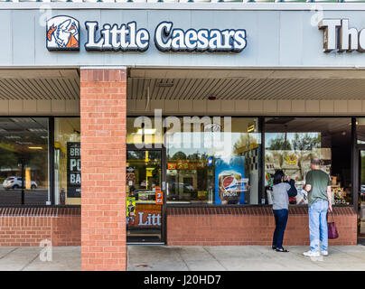 Burke, Stati Uniti d'America - 16 Aprile 2017: Little Caesars catena pizza esterno dell'edificio con il segno e il logo Foto Stock