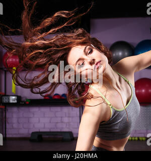 Giovane ballerino woman dancing zumba esercizi nel centro di salute. Attività di sano concetto di immagine Foto Stock