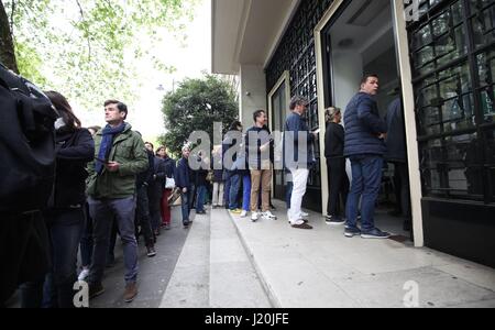 Cittadini francesi nella coda di voto ai seggi al Lycee Francais Charles de Gaulle in Kensington, London, come voto si apre in uno dei più angusto elezioni presidenziali francesi nelle generazioni. Foto Stock