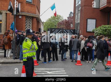 Cittadini francesi nella coda di voto ai seggi al Lycee Francais Charles de Gaulle in Kensington, London, come voto si apre in uno dei più angusto elezioni presidenziali francesi nelle generazioni. Foto Stock