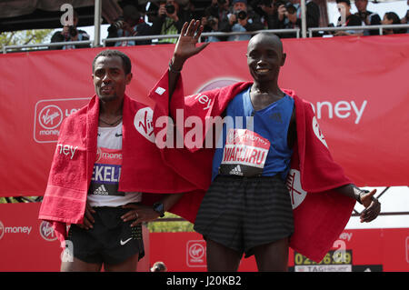 Il Kenya è Daniel Wanjiru (destra) vince il maschile di denaro VIRGIN LONDON MARATHON accanto al secondo posto dell'Etiopia Kenenisa Bekele. Premere l'associazione. Picture Data: domenica 23 aprile, 2017. Vedere PA storia atletica Marathon. Foto di credito dovrebbe leggere: Yui Mok/PA FILO Foto Stock