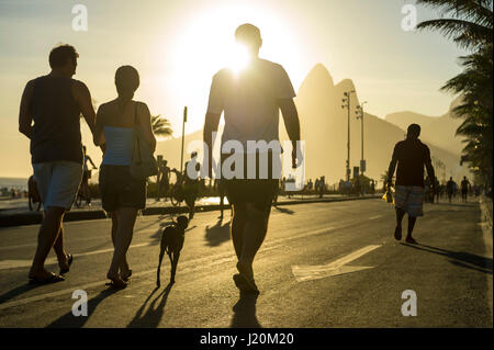 RIO DE JANEIRO - Febbraio 12, 2017: brasiliani godetevi un pomeriggio al tramonto sulla vettura priva di strada sulla spiaggia di Ipanema. Foto Stock