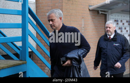 Il manager del Manchester United Jose Mourinho arriva allo stadio prima della partita della Premier League a Turf Moor, Burnley. PREMERE ASSOCIAZIONE foto. Data immagine: Domenica 23 aprile 2017. Guarda la storia di calcio della PA Burnley. Il credito fotografico dovrebbe essere: Martin Rickett/PA Wire. RESTRIZIONI: Nessun utilizzo con audio, video, dati, elenchi di apparecchi, logo di club/campionato o servizi "live" non autorizzati. L'uso in-match online è limitato a 75 immagini, senza emulazione video. Nessun utilizzo nelle scommesse, nei giochi o nelle pubblicazioni di singoli club/campionati/giocatori. Foto Stock