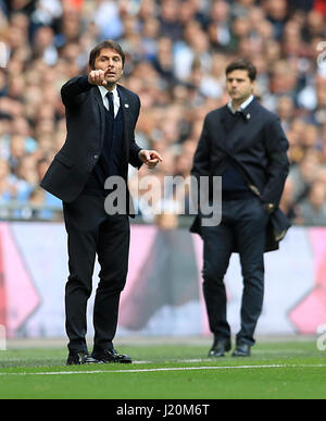 Chelsea manager Antonio Conte gesti sul perimetro Foto Stock