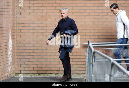 Il Manchester United manager Jose Mourinho arriva allo stadio prima della Premier League a Turf Moor, Burnley. Stampa foto di associazione. Picture Data: domenica 23 aprile, 2017. Vedere PA storia SOCCER Burnley. Foto di credito dovrebbe leggere: Martin Rickett/filo PA. Restrizioni: solo uso editoriale nessun uso non autorizzato di audio, video, dati, calendari, club/campionato loghi o 'live' servizi. Online in corrispondenza uso limitato a 75 immagini, nessun video emulazione. Nessun uso in scommesse, giochi o un singolo giocatore/club/league pubblicazioni. Foto Stock