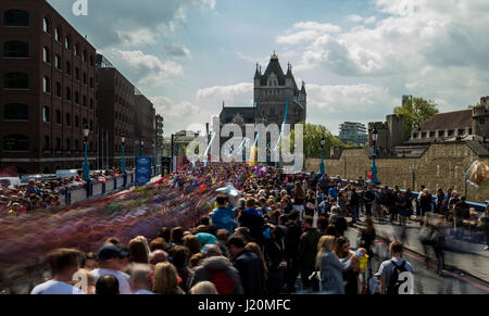 Vista generale dei corridori oltrepassando il Tower Bridge durante la Vergine denaro maratona di Londra, Londra. Premere l'associazione. Picture Data: domenica 23 aprile, 2017. Vedere PA storia atletica Marathon. Foto di credito dovrebbe leggere: Steven Paston/PA FILO Foto Stock