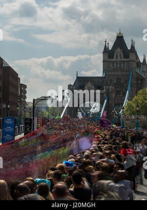 Vista generale dei corridori oltrepassando il Tower Bridge durante la Vergine denaro maratona di Londra, Londra. Premere l'associazione. Picture Data: domenica 23 aprile, 2017. Vedere PA storia atletica Marathon. Foto di credito dovrebbe leggere: Steven Paston/PA FILO Foto Stock