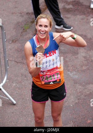 Team GB Olympic rower Helen Glover in posa per una foto dopo aver completato la Vergine denaro maratona di Londra, Londra. Premere l'associazione. Picture Data: domenica 23 aprile, 2017. Vedere PA storia atletica Marathon. Foto di credito dovrebbe leggere: Yui Mok/PA FILO Foto Stock