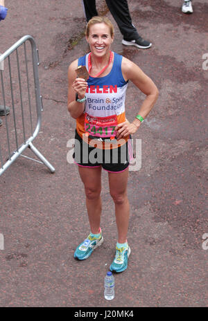 Il Team GB Olympic vogatore Helen Glover si pone per una foto dopo aver completato la Maratona di Londra Virgin Money. PREMERE ASSOCIAZIONE. Data foto: Domenica 23 aprile 2017. Guarda la storia della Pennsylvania Athletics Marathon. Il credito fotografico dovrebbe leggere: Yui Mok/PA filo Foto Stock