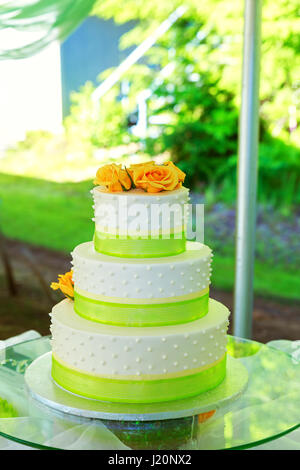 Torta di nozze e mazzi su tavola torta nuziale Foto Stock