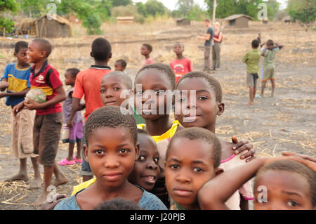 I bambini del Malawi in un villaggio Foto Stock