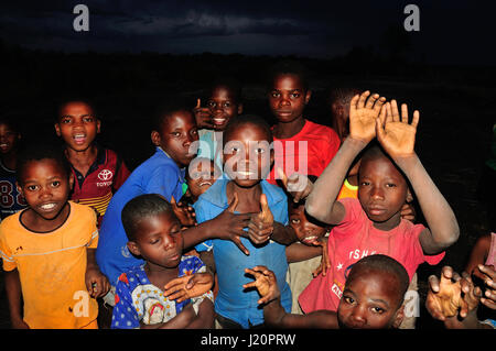 I bambini del Malawi di notte Foto Stock