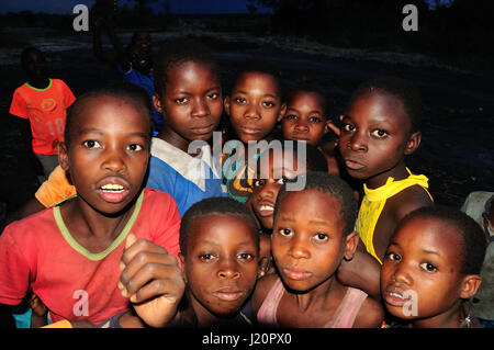 I bambini del Malawi di notte Foto Stock