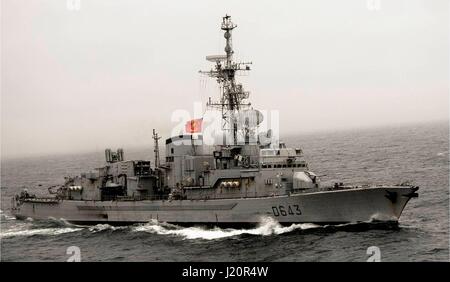 La marina francese F70-tipo anti-sommergibile frigate FS Jean de Vienne in corso in mare mosso durante la NATO Training Operations Novembre 18, 2015 nell'Oceano Atlantico. (Foto di Galen Draper/US Navy via Planetpix) Foto Stock