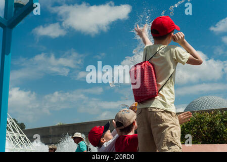 Ragazzi divertirsi al dancing acqua in Epcot Foto Stock