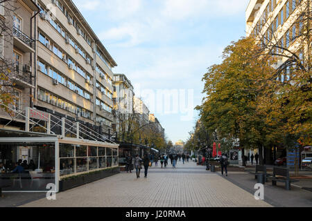 Persone e negozi di caffè al Boulevard Vitosha, Vitoshka - la principale strada commerciale del centro di Sofia, Bulgaria, Europa orientale Foto Stock