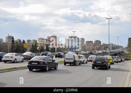 Inceppamento di traffico durante le ore di punta in Sofia Bulgaria (Tsarigradsko Shose boulevard vicino quarto chilometro quadrato) Foto Stock