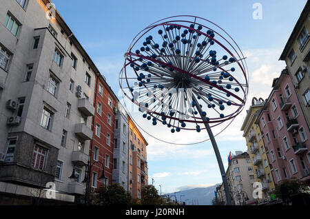 Arte moderna installazione sul Boulevard Vitosha, Vitoshka - la principale strada commerciale del centro di Sofia, Bulgaria Foto Stock