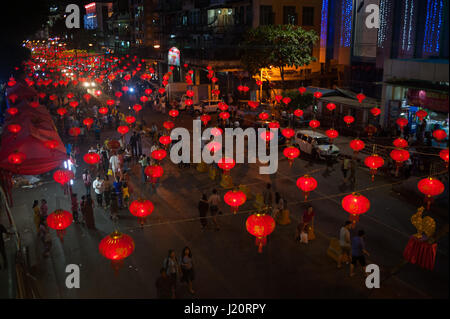 27.01.2017, Yangon, repubblica dell' Unione di Myanmar, asia - lanterne sono visto appeso sopra una strada a Chinatown. Foto Stock