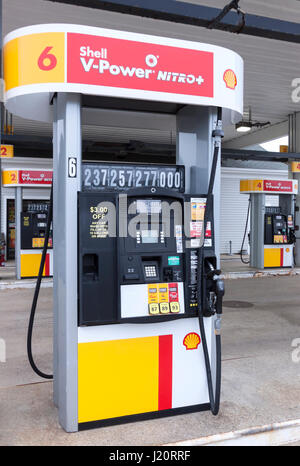 Un involucro della pompa benzina mostrare bassa i prezzi della benzina. Foto Stock
