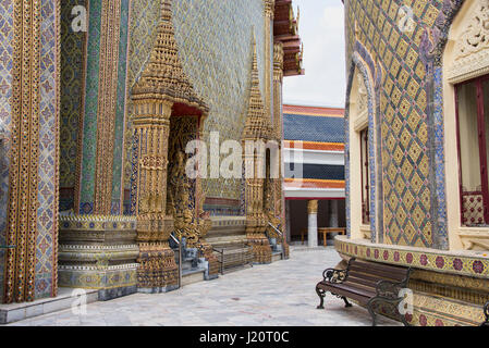 Ornati in tempio di Wat Ratchabophit, Bangkok, Thailandia Foto Stock