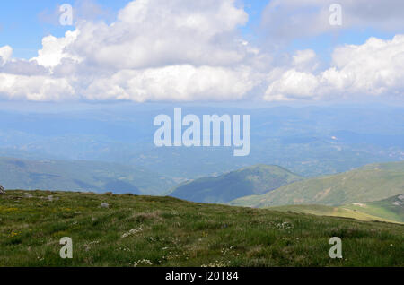 Monti Green Valley e nuvole bianche Foto Stock