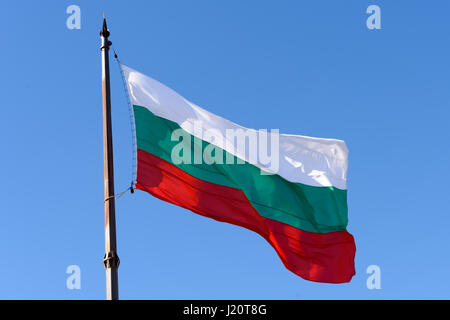 Bandiera della Bulgaria isolato sul cielo blu Foto Stock