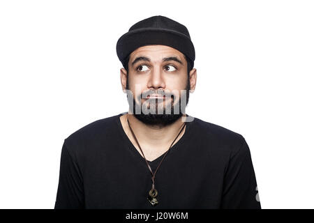 Ritratto di giovane premuroso confuso uomo con t-shirt nera e cappuccio pensare. studio shot, isolato su sfondo bianco. Foto Stock