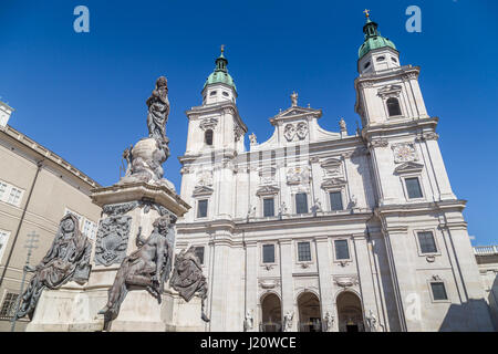 Classic ampio angolo di vista del celebre storico Duomo di Salisburgo con la famosa Maria Immacolata (Immacolata) scultura alla Domplatz quadrato su una soleggiata d Foto Stock