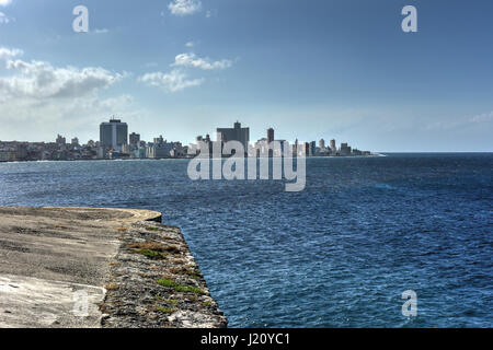 Vista panoramica del quartiere del Vedado dell Avana dal Castillo de los Tres Reyes del Morro all Avana, Cuba. Foto Stock