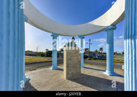 Busto di Ernest Hemingway a l'Avana, Cuba. Egli è ricordato da Cojimar con un piccolo gazebo che circonda un busto commemorativo, scolpito dal melte Foto Stock