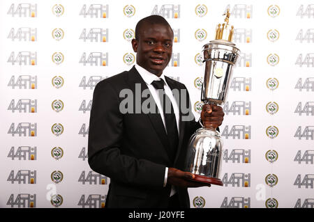 Chelsea N'Golo Kante che ha conquistato i giocatori di PFA pagatore del premio di anno durante il 2016 PFA premi al Grosvenor House Hotel Londra Foto Stock