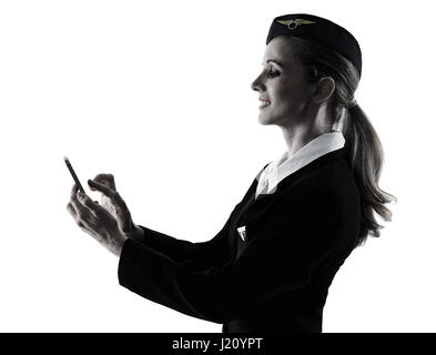 Una hostess caucasica equipaggio di cabina donna al telefono isolato su sfondo bianco in silhouette Foto Stock