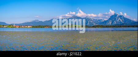 Hopfensee, dahinter Hopfen am See, Tegelberg, 1881m, und Saeuling, 2047m, Ostallgaeu, Allgaeu, Schwaben, Bayern, Deutschland, Europa Foto Stock