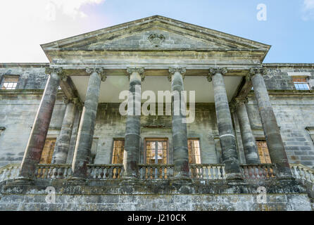 Chiusura del portico di rovinato Palladian mansion, Penicuik House, Penicuik station wagon, Midlothian, Scozia, con colonne corinzie Foto Stock